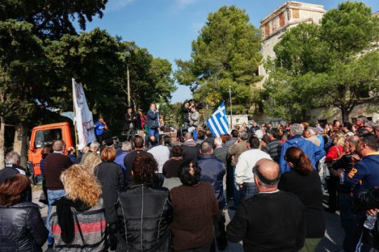 Συγκρούσεις με τα ΜΑΤ για το hotspot στην Κω