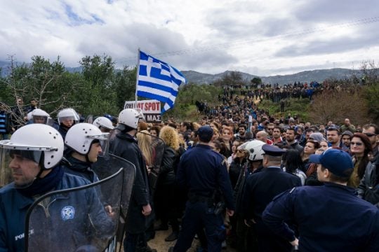 Επεισόδια στην Κω και συγκρούσεις κατοίκων με τα ΜΑΤ [εικόνες & βίντεο]