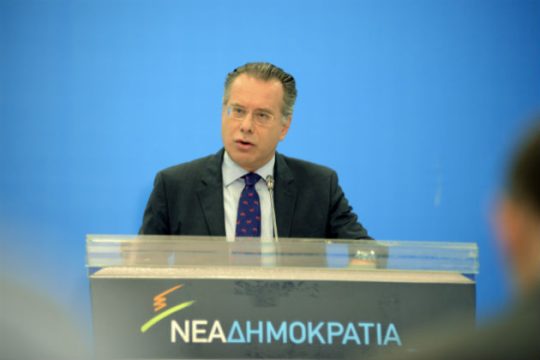 «Ο πρωθυπουργός κινείται πάνω από το Σύνταγμα και κάτω από το τραπέζι»