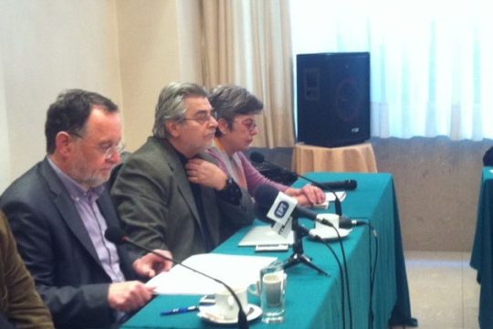Σκληρή με την κυβέρνηση, ανοιχτή στους αντιμνημονιακούς