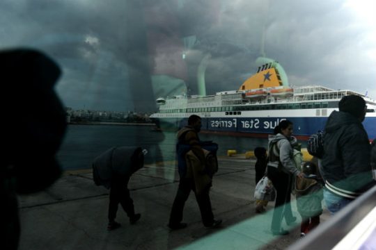 Ευρεία σύσκεψη στο ΥΝΑ για τους εγκλωβισμένους πρόσφυγες στον Πειραιά