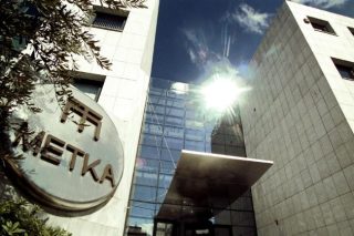 Από τριμερή σε τριμερή για απολύσεις και «μπλοκάκια»