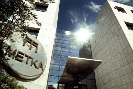 Από τριμερή σε τριμερή για απολύσεις και «μπλοκάκια»