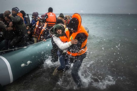 Πυκνώνουν οι προσφυγικές ροές στη Λέσβο