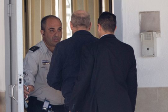 Στη φυλακή ο πρώην πρωθυπουργός του Ισραήλ