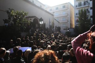 «Αντίο» με λαϊκό προσκύνημα και…τηλεοπτικό δράμα