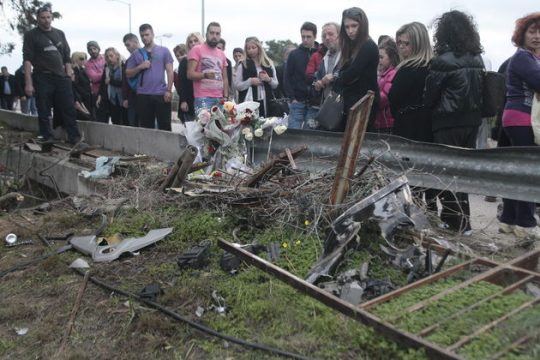 Αφιερώσεις και λουλούδια στις μπάρες