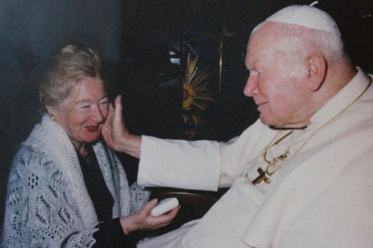 Η καθολική Εκκλησία «κοκκινίζει» για τον Πάπα Ιωάννη Παύλο