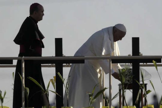 Και με τον… Πάπα τα έβαλε ο Τραμπ