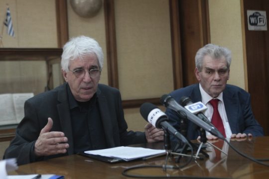 Σύσκεψη στη σκιά του Ρουπακιά