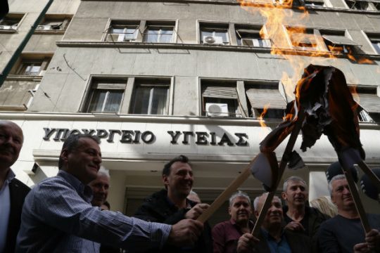 Κατάληψη του υπ. Υγείας από εργαζόμενους στα νοσοκομεία
