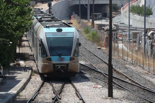 Διχάζει ο προαστιακός