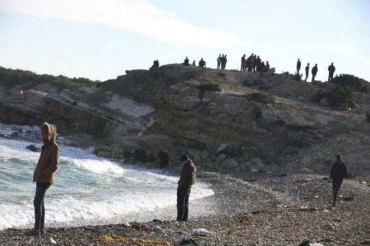Με ένα νεκρό παιδί στην αγκαλιά έφτασε ζευγάρι Αφγανών στη Χίο