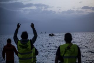 Αλληλέγγυοι κι εθελοντές: οι αφανείς «ήρωες» του προσφυγικού