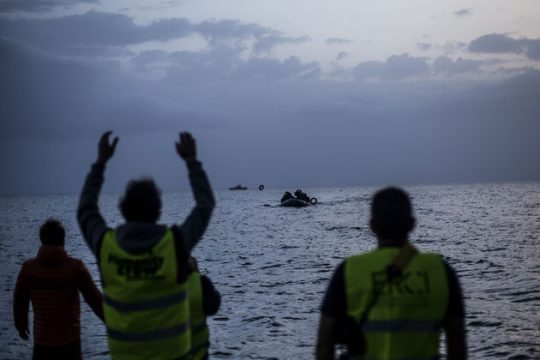 Αλληλέγγυοι κι εθελοντές: οι αφανείς «ήρωες» του προσφυγικού