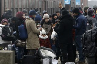 «Λύση» στο προσφυγικό με… τα όπλα