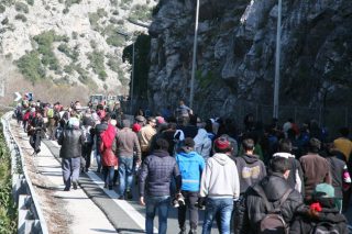 Βιάζονται να προλάβουν προτού κλείσουν τα σύνορα