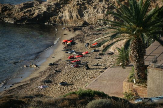 Εφτασαν στη Χίο με το νεκρό παιδί τους στην αγκαλιά