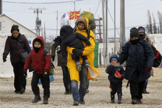 Από χέρι σε χέρι το «μπαλάκι» του προσφυγικού
