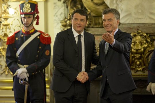 Οι συντάξεις… καίνε τον Ρέντσι
