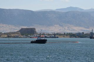 Στη Σητεία το πλοίο που προκάλεσε τη ρύπανση στα Κύθηρα