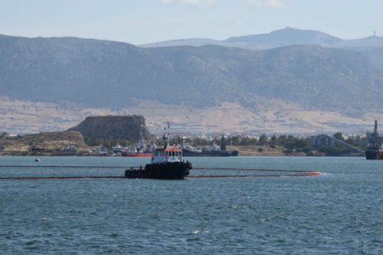 Στη Σητεία το πλοίο που προκάλεσε τη ρύπανση στα Κύθηρα