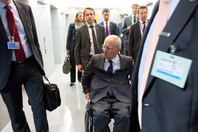 «Ράβει κοστούμι» και στους Γερμανούς