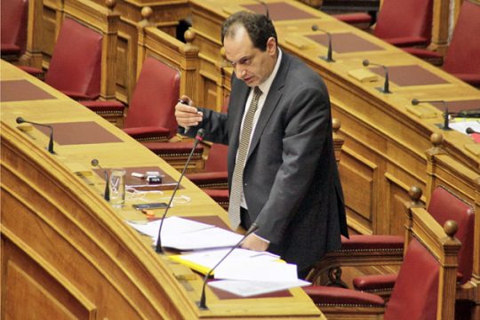 Περικοπές στις δήθεν άγονες αεροπορικές γραμμές