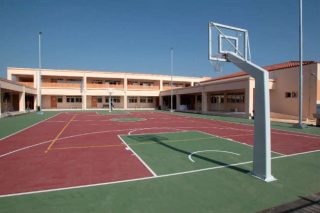 Εισέβαλε σε σχολείο και γρονθοκόπησε τον διευθυντή
