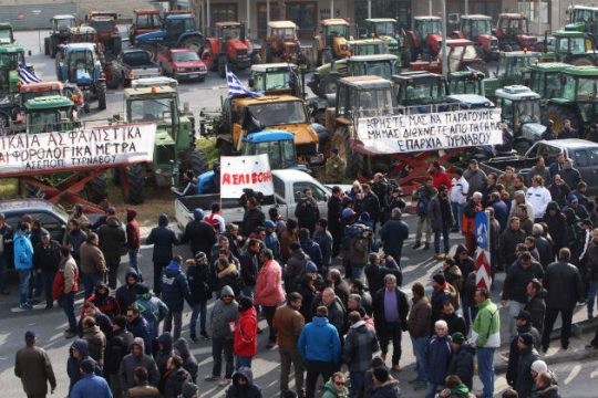 Κόβουν τη χώρα στα δύο