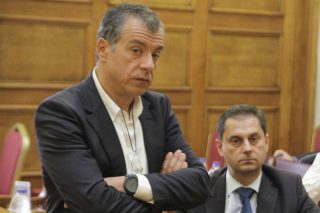 «Κάποιοι στην κυβέρνηση φλερτάρουν με το κόλπο της απόδρασης»