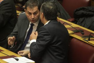 Ραγίζει το γυαλί μεταξύ Θεοδωράκη και Θεοχάρη