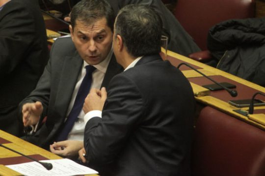 Ραγίζει το γυαλί μεταξύ Θεοδωράκη και Θεοχάρη