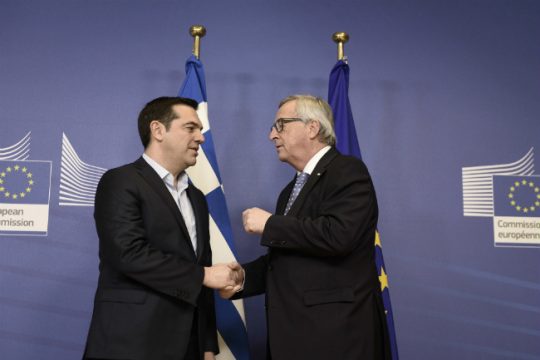 Στήριξη από Γιούνκερ στο προσφυγικό