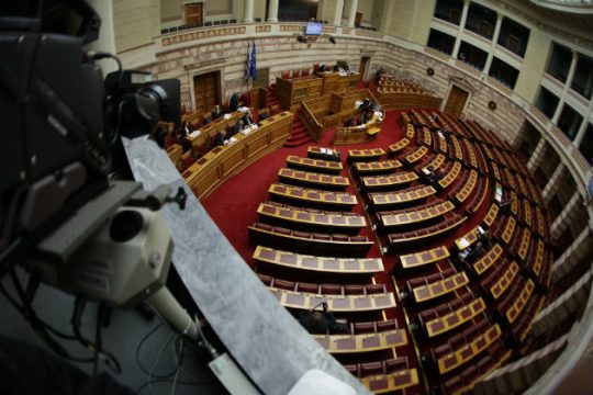 «Μάχη» στη Βουλή για τις τηλεοπτικές άδειες