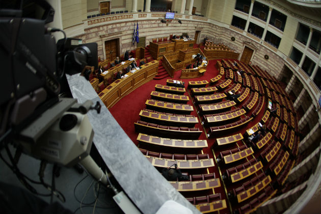 «Μάχη» στη Βουλή για τις τηλεοπτικές άδειες