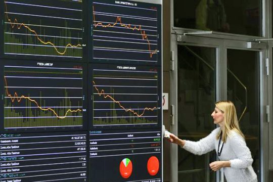 Κοκτέιλ φόβου βυθίζει τις αγορές