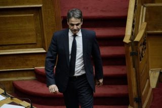 Στη Βουλή για φουλ επίθεση