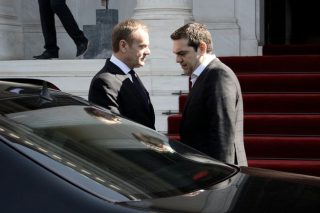 Στις Βρυξέλλες με σφιγμένες γροθιές