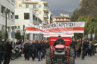 Αναγκάζουν τους αναγκαστικούς συνεταιρισμούς να βάλουν λουκέτο
