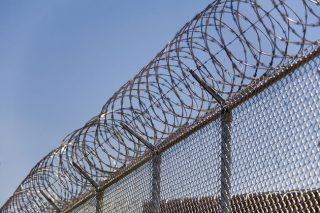 ΕΔΕ: Αντίθετες στην κοινοτική νομοθεσία οι απαγορεύσεις εισόδου στους πρόσφυγες