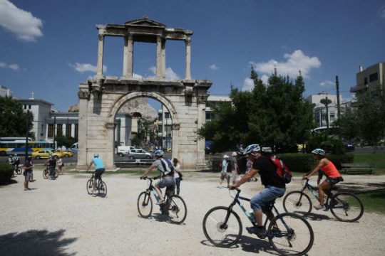 Bloomberg: Η Ελλάδα περιμένει τους τουρίστες που χάνει η Τουρκία