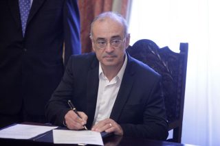 Επιμένει στην αναζήτηση επενδυτών