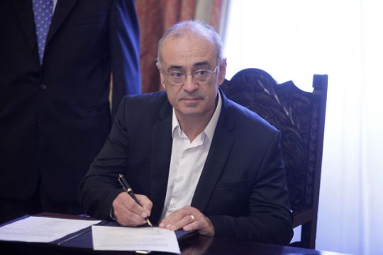Επιμένει στην αναζήτηση επενδυτών