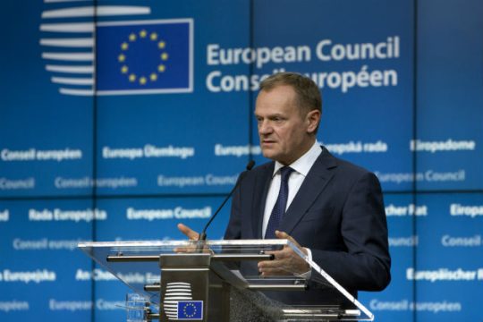 Ο Τουσκ… ταρακουνά την Κύπρο