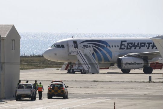 Συνελήφθη ο αεροπειρατής – Σώοι όλοι οι επιβάτες