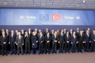 Ετοιμάζονται και «θεσμικά» εγκλήματα κατά των προσφύγων