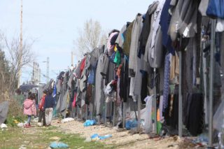 «Βάρβαρος αποκλεισμός των προσφύγων»