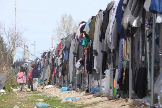 «Βάρβαρος αποκλεισμός των προσφύγων»