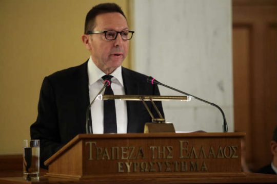 Αθωώνει τα μνημόνια ο Γιάννης Στουρνάρας